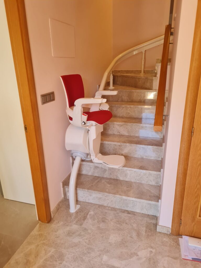 Silla salvaescaleras en Arroyomolinos, Madrid 2 silla_salvaescaleras_curva_Helenia Excellence_Arroyomolinos