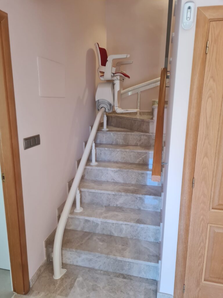 Silla salvaescaleras en Arroyomolinos, Madrid 5 sillas salvaescaeras_Helenia_Simotec_Arroyomolinos