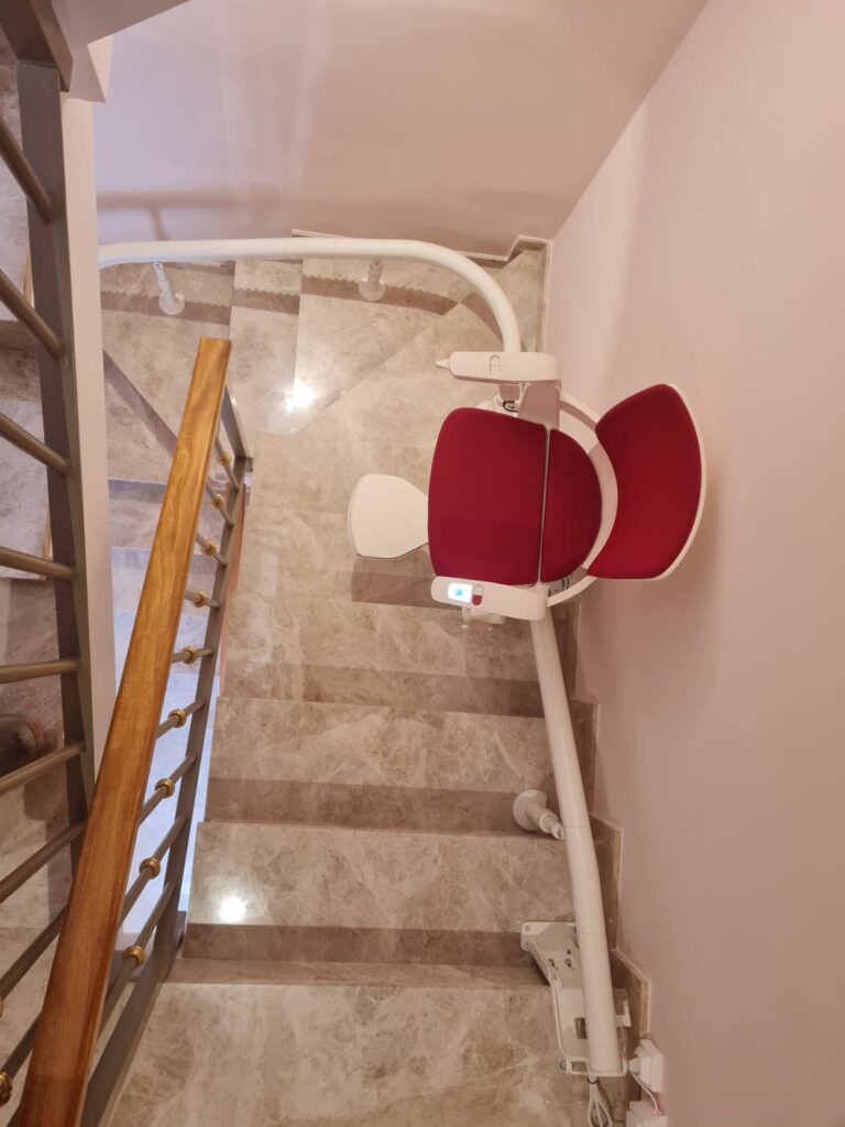Silla salvaescaleras en Arroyomolinos, Madrid 6 salvaescaeras_Helenia_Simotec_Arroyomolinos