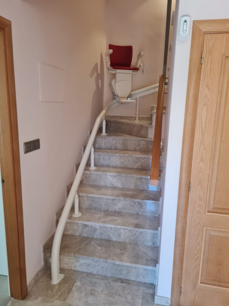 Silla salvaescaleras en Arroyomolinos, Madrid 3 silla_salvaescaleras_curva_Helenia Excellence_Arroyomolinos